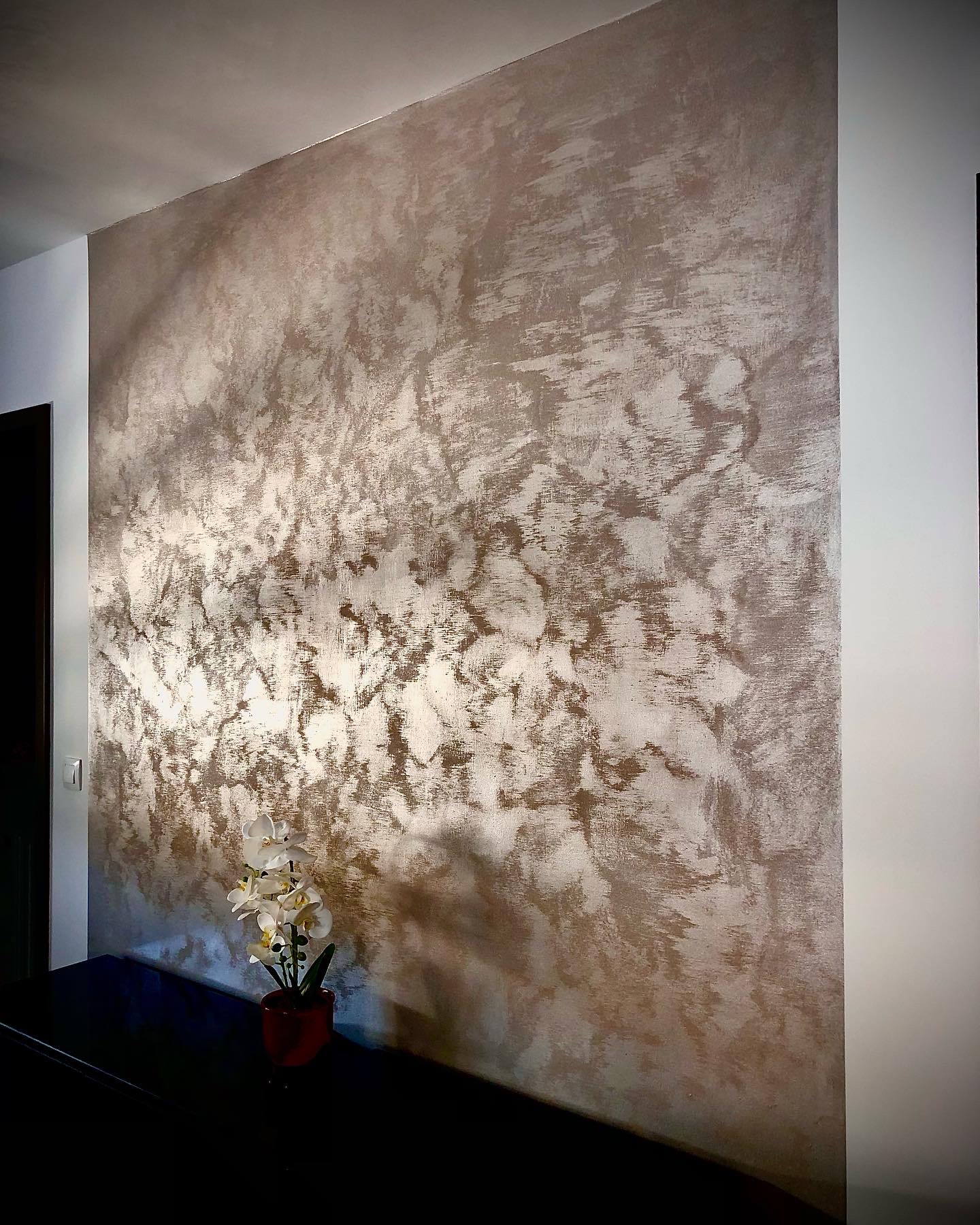 Fények játéka az egyedi technikával felhordott, több rétegű dekorfestéken. Csorna Polgármesteri Hivatal