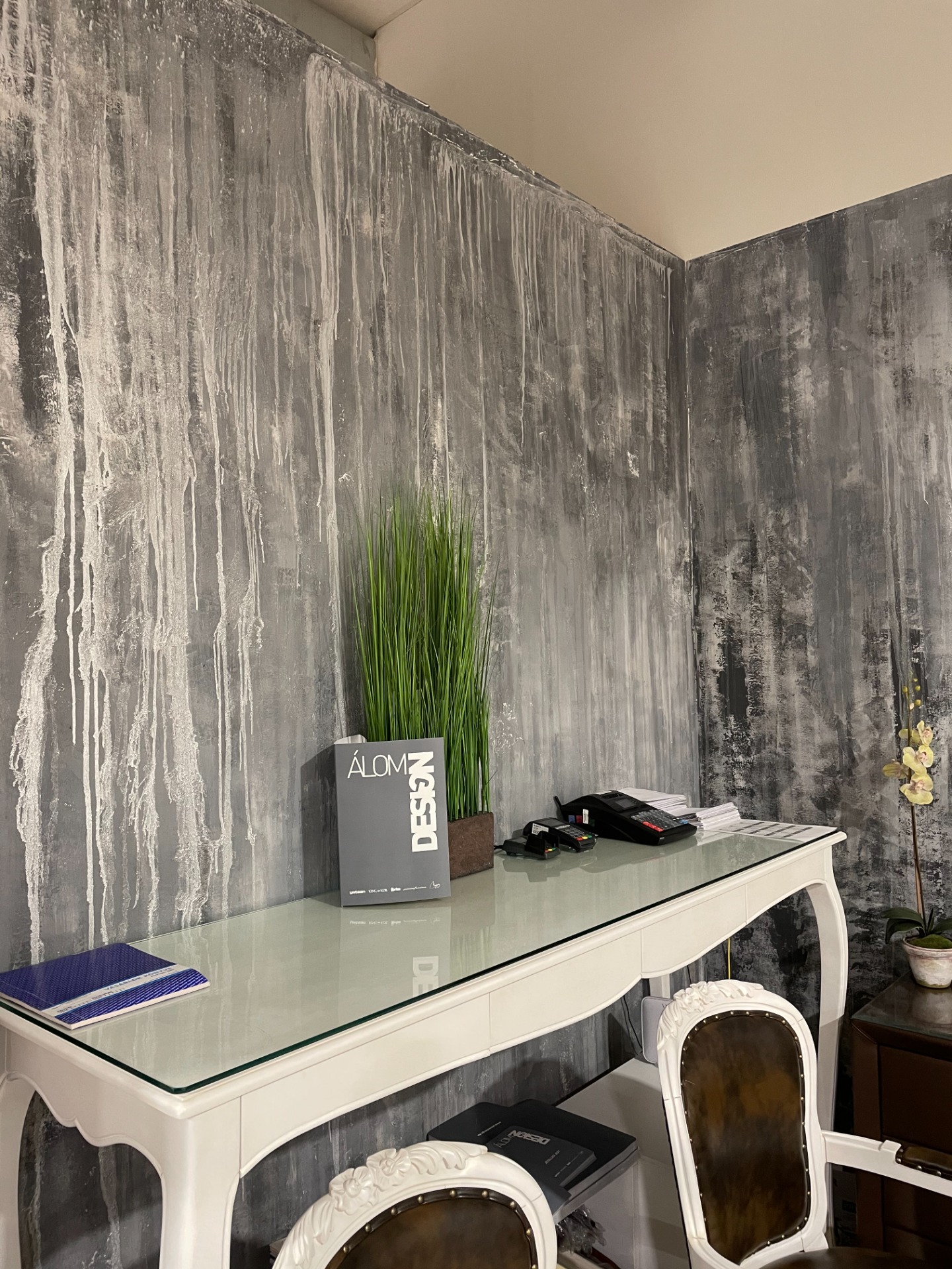 betonhatás, csillogó, olvadó jégcsapokkal. Budapest, MaxCity