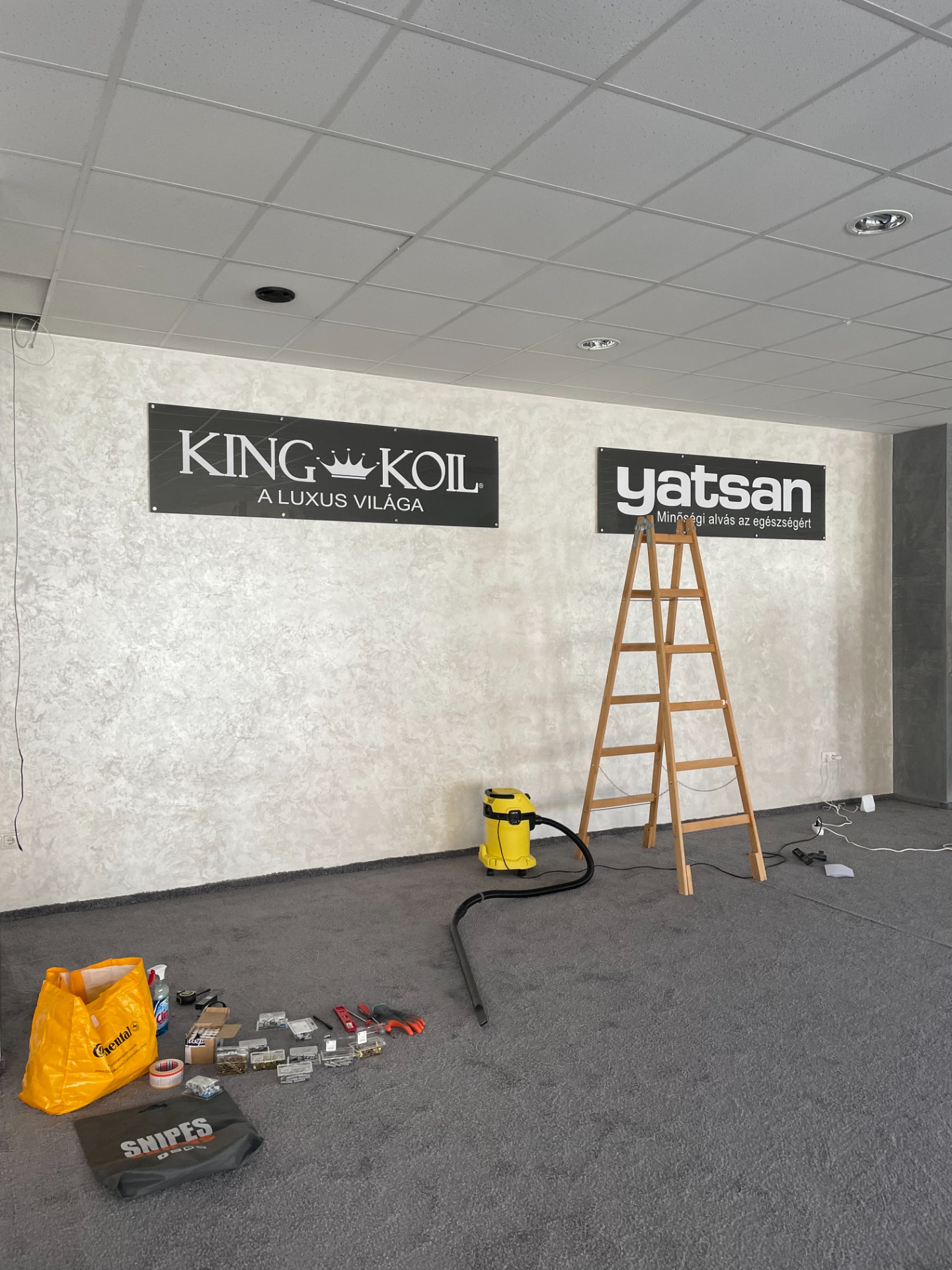 ezüst gyöngyház dekorfal, Szombathely