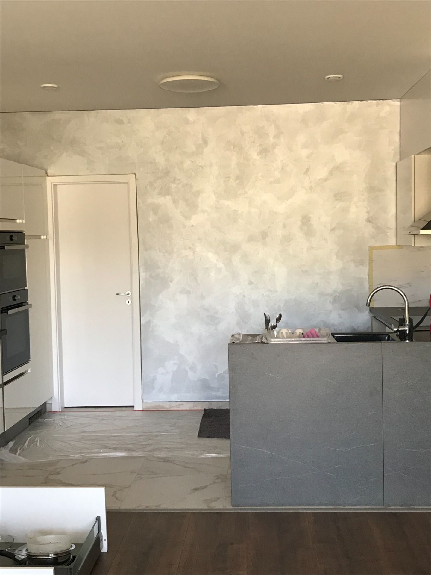 sejtelmes ezüst dekorfal, Budaörs