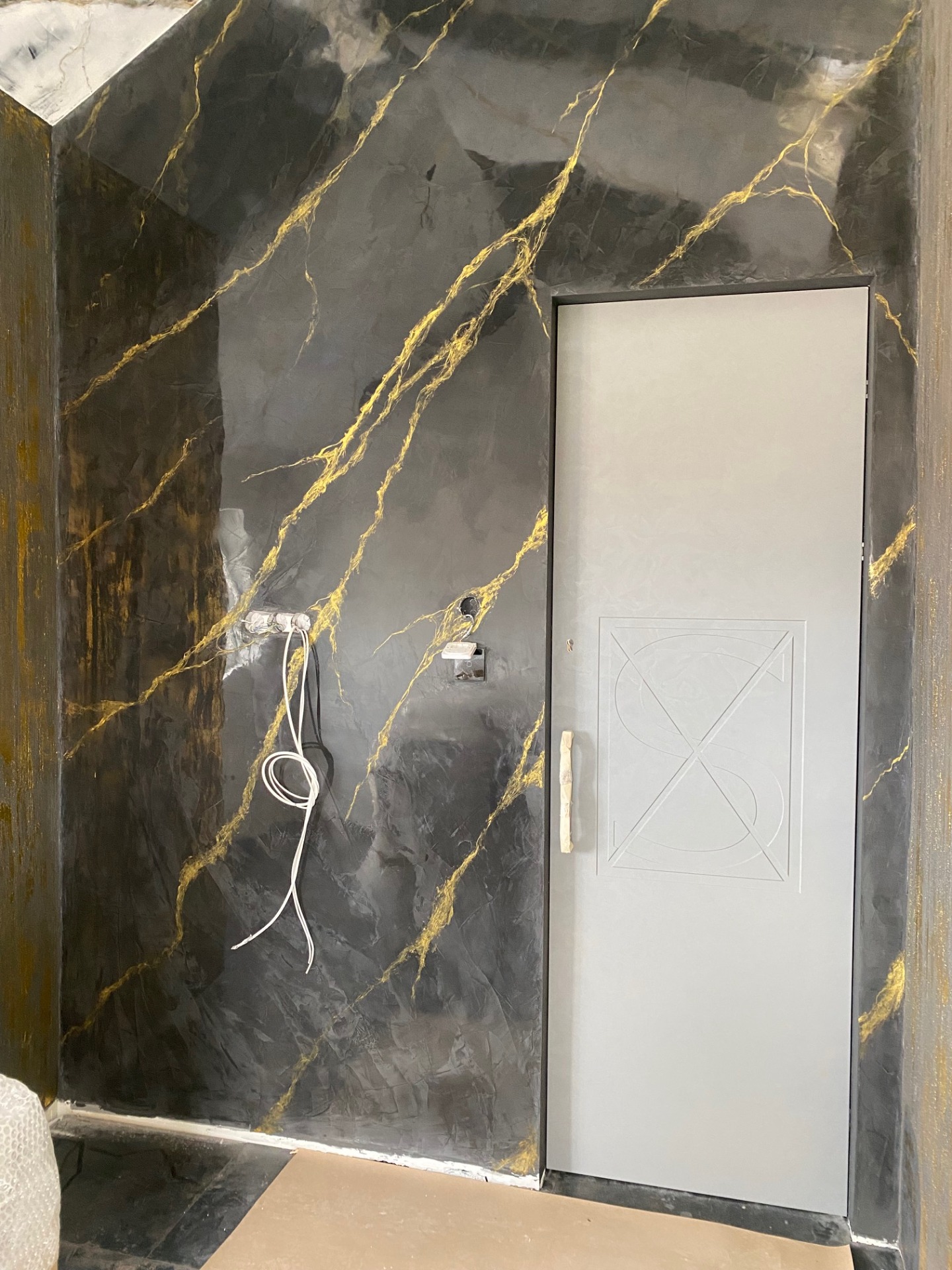 fekete márványfal, arany erezettel, Budapest