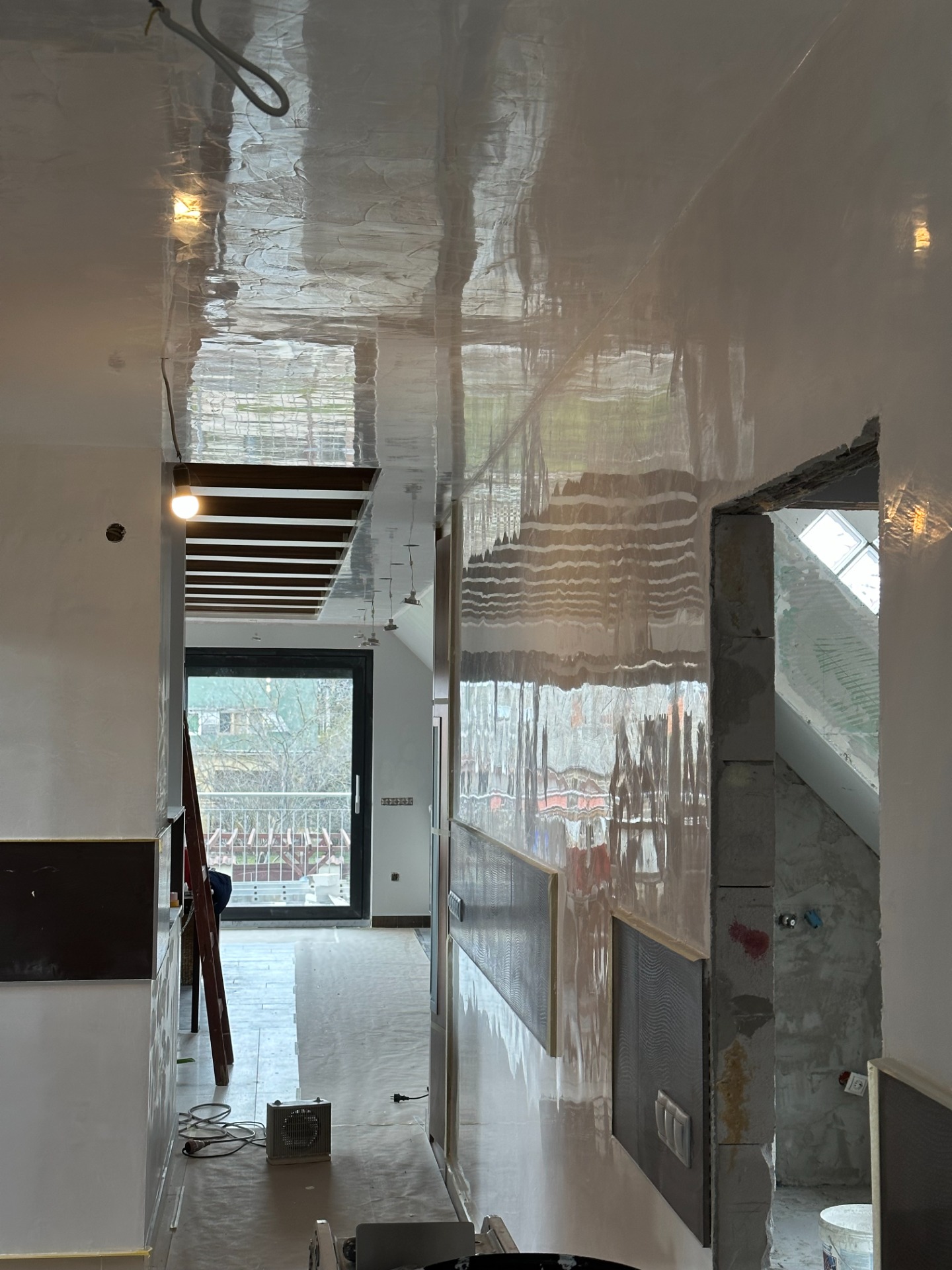 hófehér márnyhatású dekorfal és mennyezet, térhatás az  maximális, Budapest