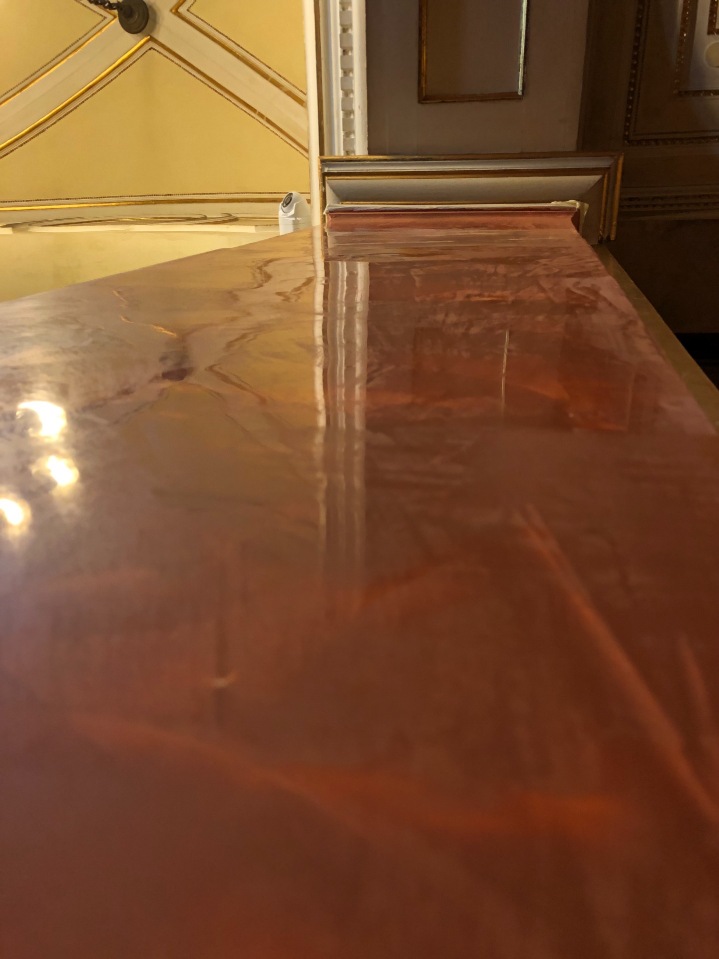 5m-es vöröses-barna márványoszlop, Budapest